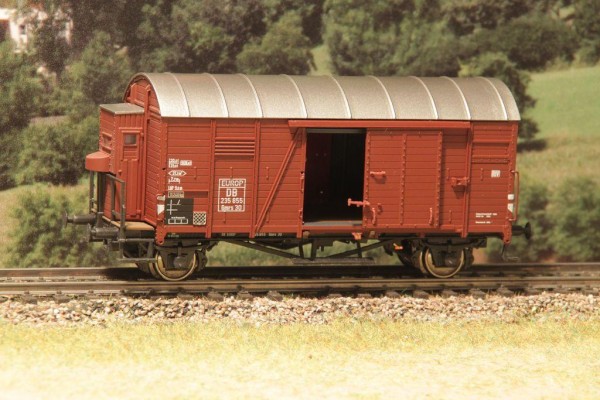 Exact-train 20195 H0-Gedeckter Güterwagen m. Bremserhaus &amp; Blechdach Ep. III eingestellt bei d. DB